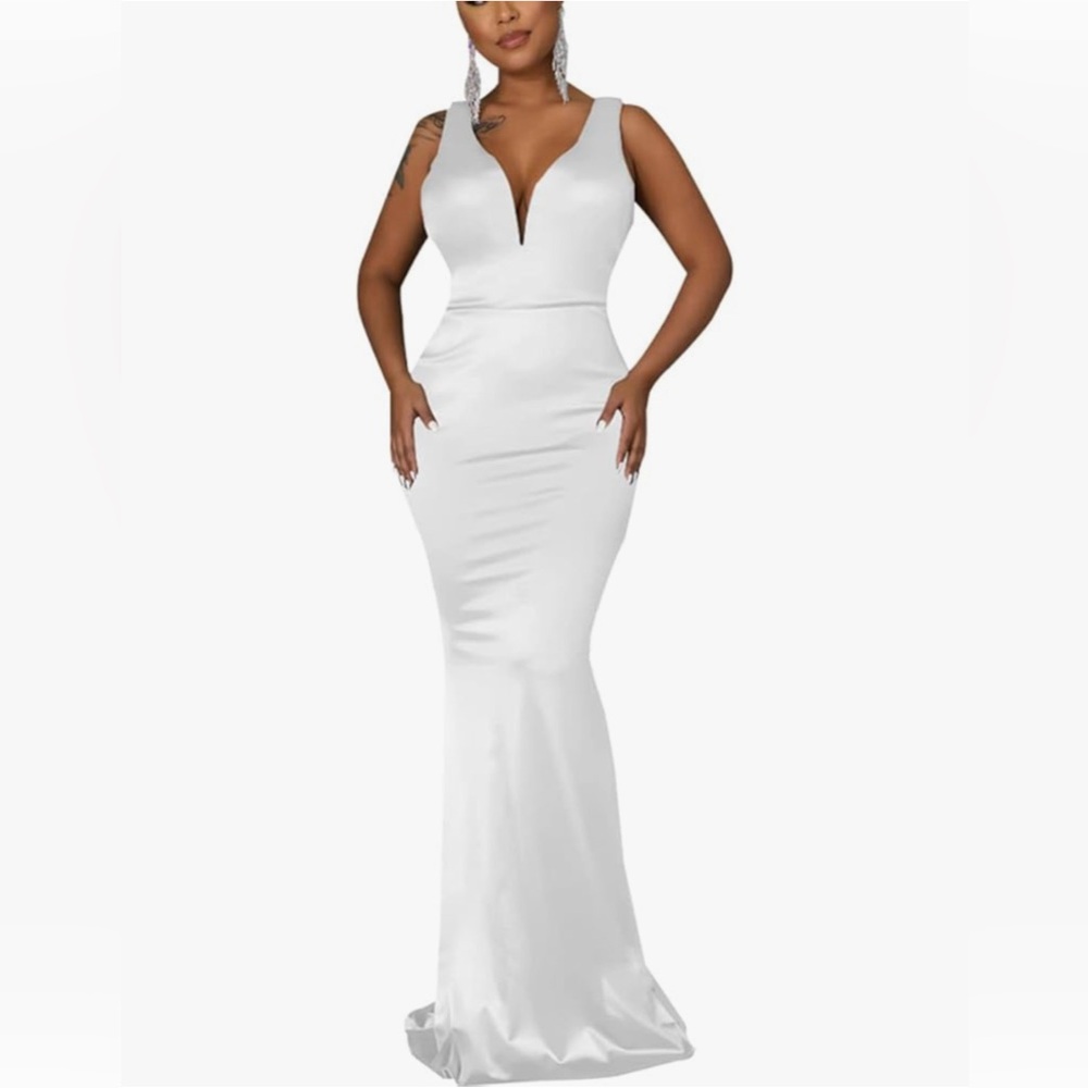 NWOT Elegant White Sleeveless Gown